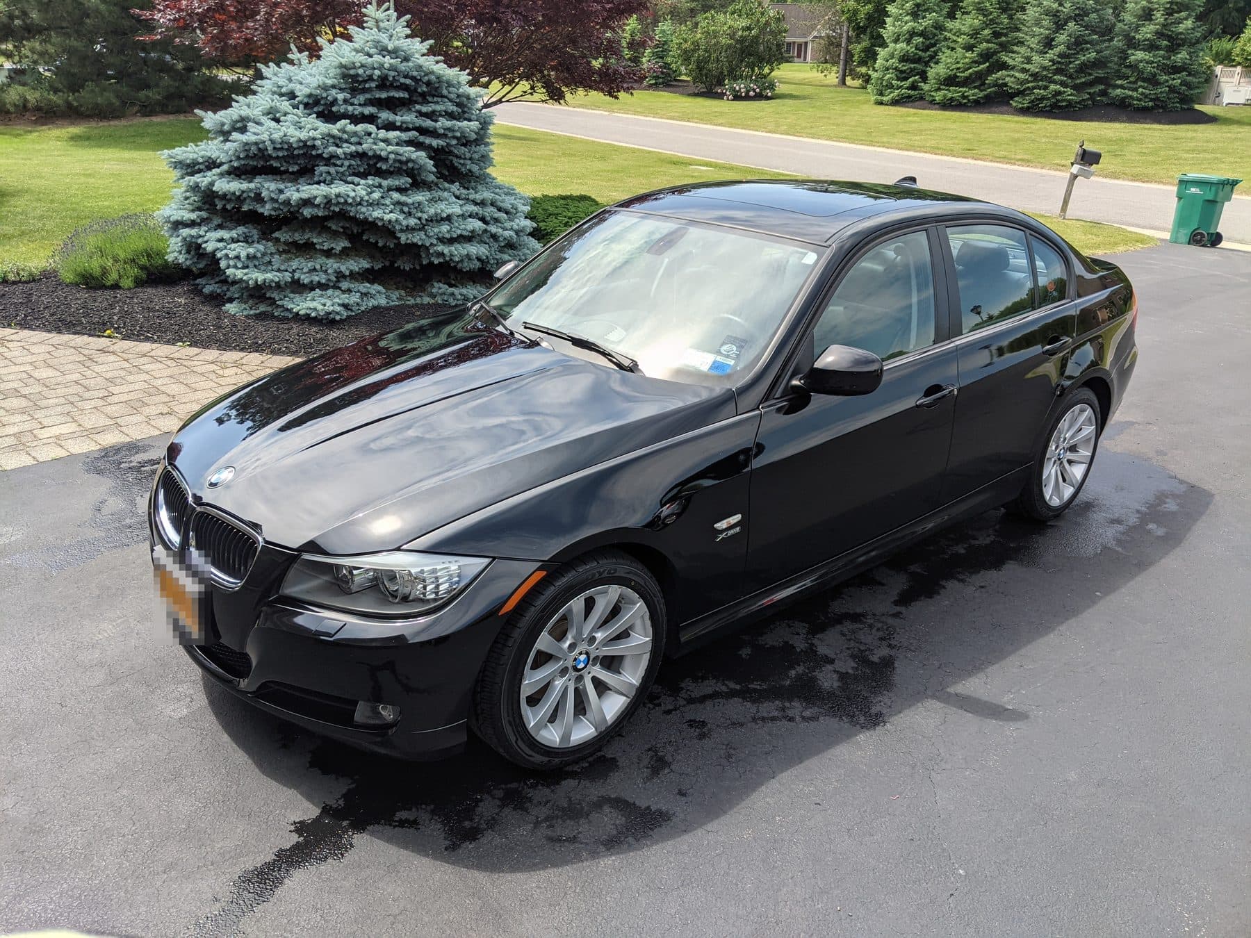 Black BMW 3-series clean in a driveway